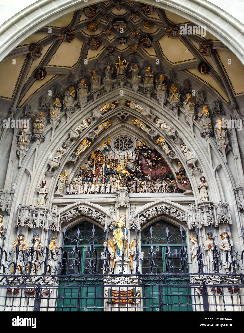 La remarquable sculpture, le Jugement Dernier, sculpté au-dessus de l'entrée principale de la cathédrale Saint-vincent (Munster Kirche) à Münsterplatz, Berne, Switzerla Banque D'Images