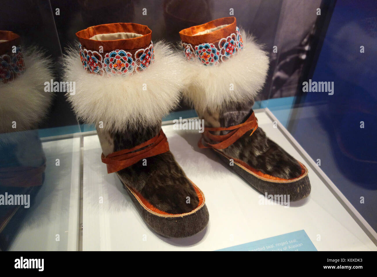Bottes de l'Alaska, les Inupiat, 1989, le phoque barbu, le phoque annelé, le phoque, le caribou, l'ours polaire Bata Shoe Museum DSC00406 Banque D'Images