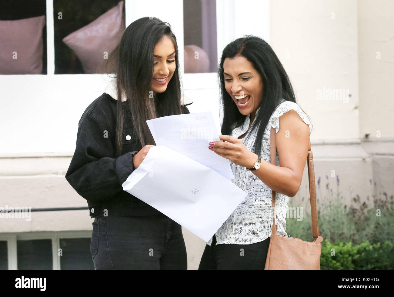 Nadine élève Agius (à gauche) avec sa mère Vanita Daraji (à droite) célèbre après avoir recueilli son GCSE résultats à l'école Mount York. Banque D'Images