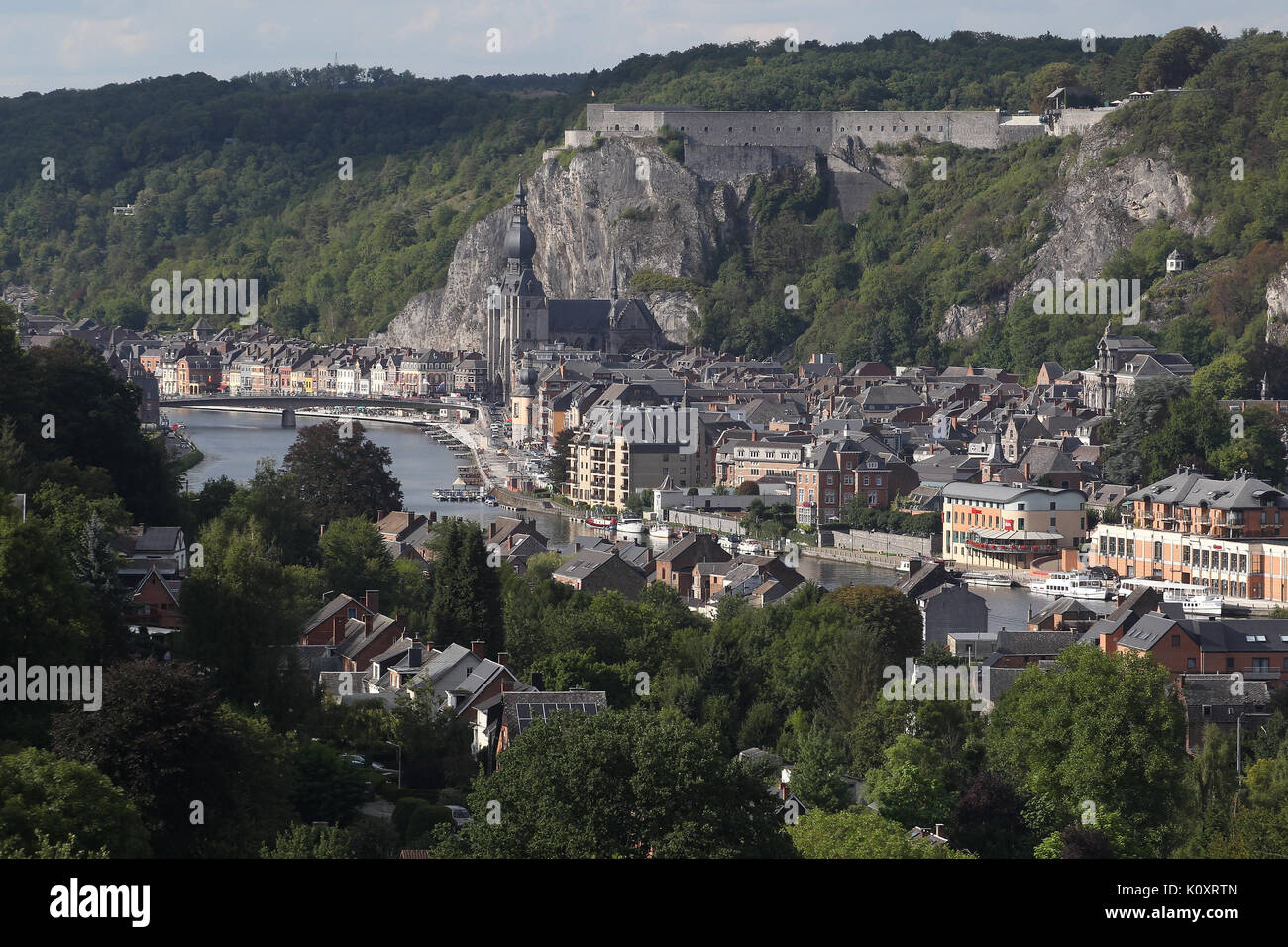 Paysage urbain d'une ville wallonne Dinant, située sur la Meuse dans la province de Namur. Banque D'Images