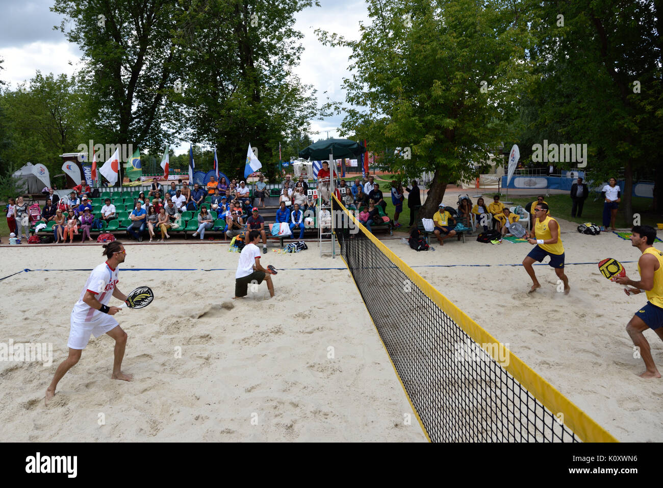 Moscou, Russie - le 18 juillet 2015 Demi-finale : la Russie (à gauche) vs Brésil (chemises jaunes) de la plage Tennis World Team Championship. La Russie a remporté le ma Banque D'Images