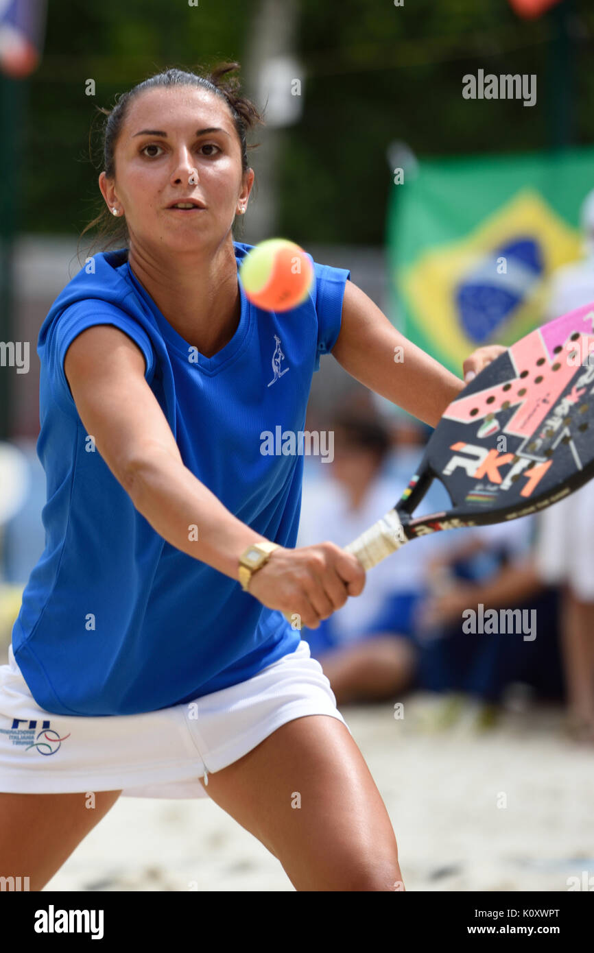 Moscou, Russie - le 17 juillet 2015 : Sofia Cimatti de l'Italie en quart de match de l'équipe de Beach Tennis Championnat du Monde contre l'Allemagne. L'Italie ne Banque D'Images