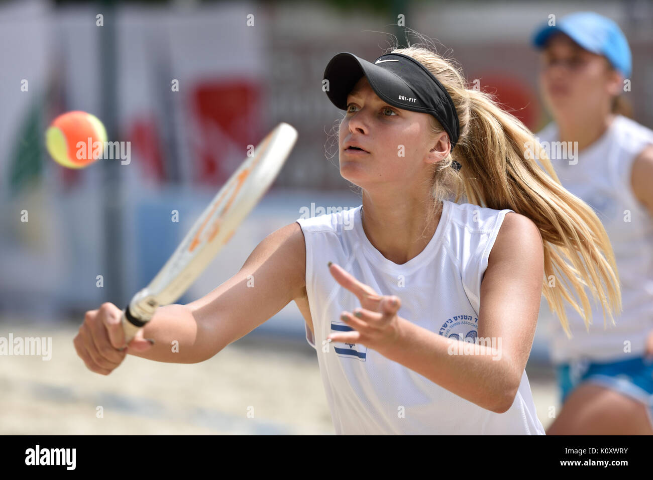 Moscou, Russie - le 15 juillet 2015 : Alona Alekhin (centre) et Alina Menukhin d'Israël dans le match de tennis de plage ITF World Team Championship contre F Banque D'Images