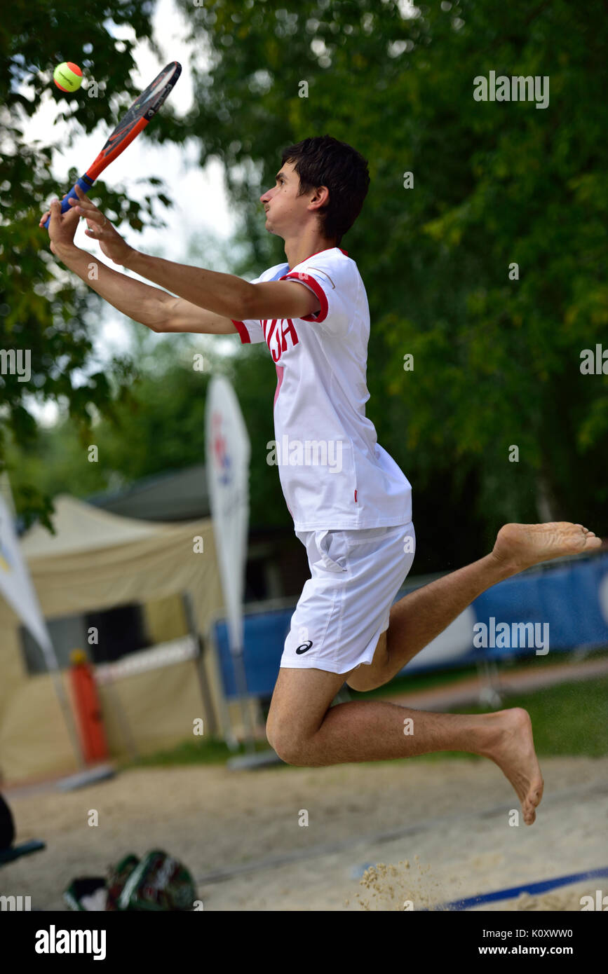 Moscou, Russie - le 16 juillet 2015 : Nikita Burmakin de la Russie dans le match de l'équipe du Beach Tennis World Team Championship contre la Grèce. La Russie a gagné 3-0 Banque D'Images