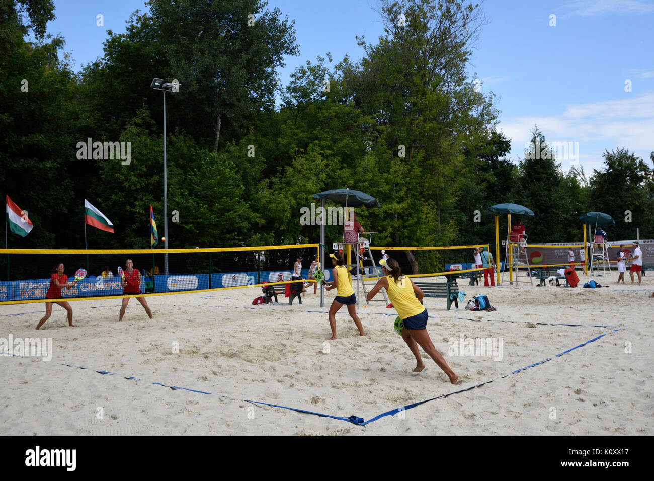 Moscou, Russie - le 18 juillet 2015 Demi-finale : la Russie (chemises rouges) vs Brésil (chemises jaunes) de la plage Tennis World Team Championship. La Russie a gagné Banque D'Images