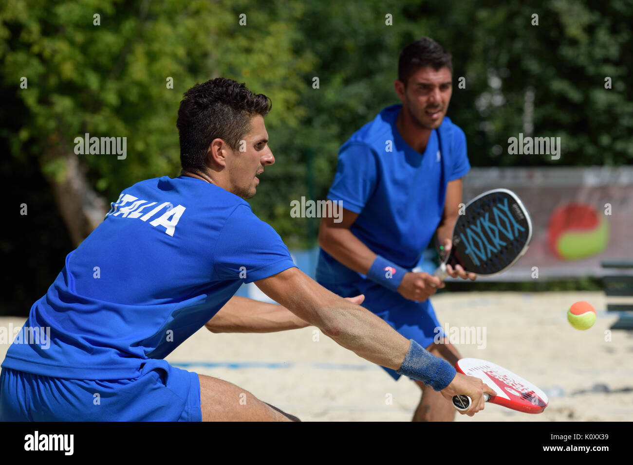 Moscou, Russie - le 17 juillet 2015 : Luca Carli (à gauche) et Marco Garavini de l'Italie dans le match de l'équipe du Beach Tennis World Team Championship contre Ger Banque D'Images