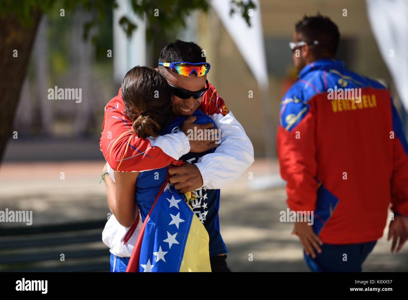 Moscou, Russie - le 19 juillet 2015 : Ramon Guedez félicite Dame Correa du Venezuela après la victoire à un caoutchouc de la match de Beach Tennis World T Banque D'Images
