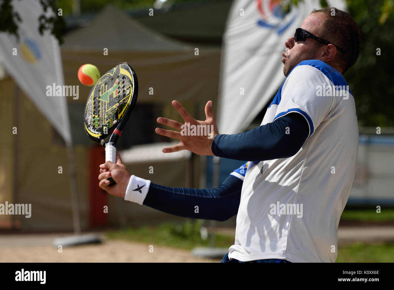 Moscou, Russie - le 17 juillet 2015 : Ramon Guedez du Venezuela dans l'ITF match quart de Beach Tennis World Team Championship contre l'Espagne. Espagne w Banque D'Images