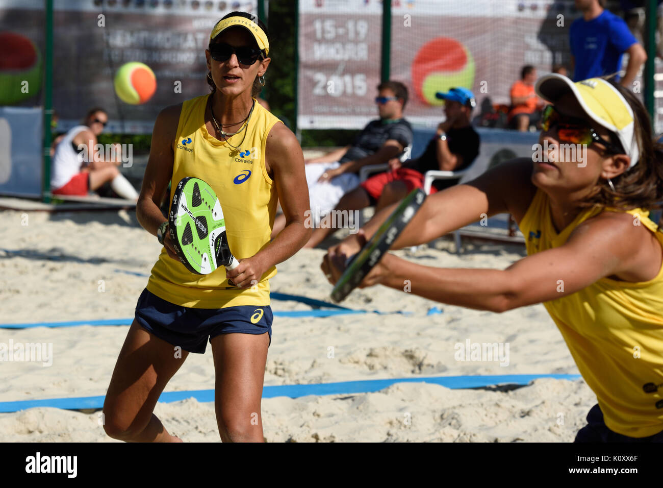 Moscou, Russie - le 17 juillet 2015 : Samantha Barijan (devant) et Joana Cortez du Brésil en quart de finale match du Beach Tennis World Team Champi Banque D'Images