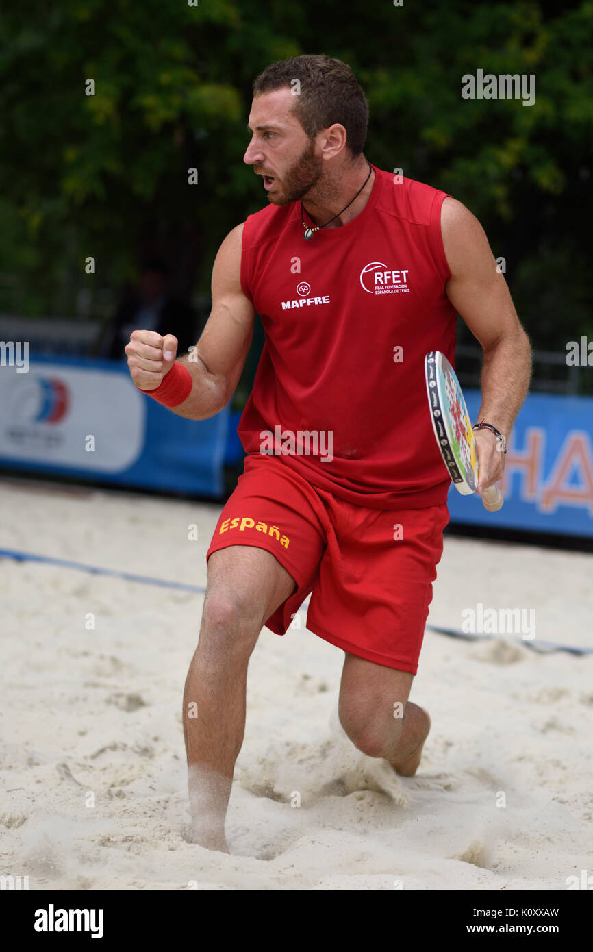 Moscou, Russie - le 19 juillet 2015 : Gerard Rodriguez de l'Espagne dans le match pour la 3e place du Championnat du Monde par équipe de tennis de plage contre le Brésil. Espagne Banque D'Images