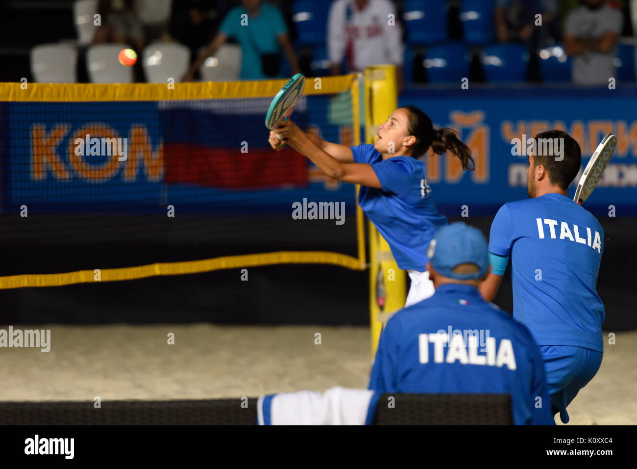 Moscou, Russie - le 19 juillet 2015 : Marco Garavini (droite) et Federica Bacchetta de l'Italie dans le match final de la plage Tennis World Team Championship Banque D'Images