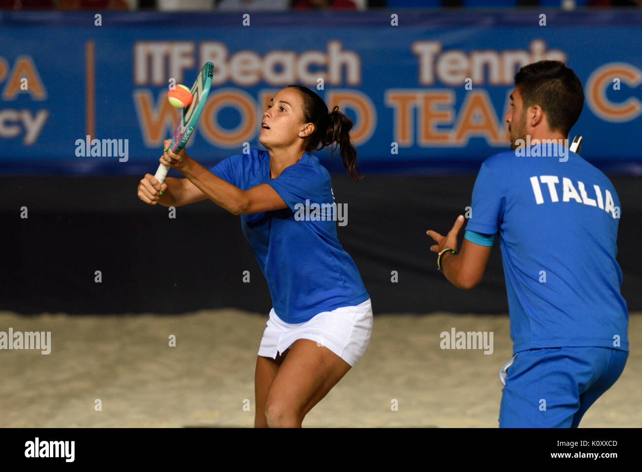 Moscou, Russie - le 19 juillet 2015 : Marco Garavini (droite) et Federica Bacchetta de l'Italie dans le match final de la plage Tennis World Team Championship Banque D'Images
