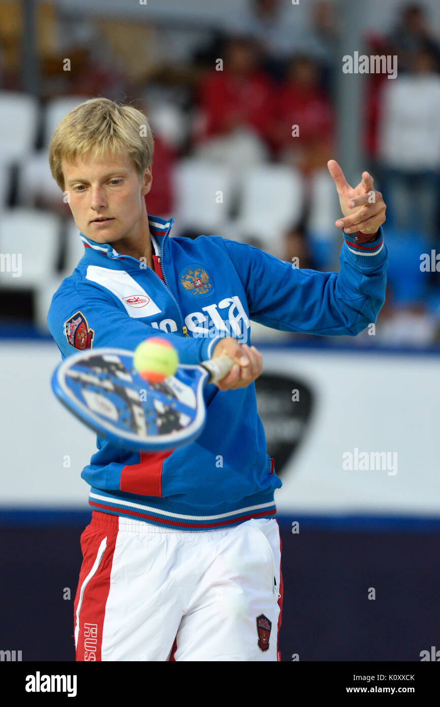 Moscou, Russie - le 19 juillet 2015 : Daria Churakova de Russie l'échauffement avant le match final de la la plage Tennis World Team Championship contre elle Banque D'Images