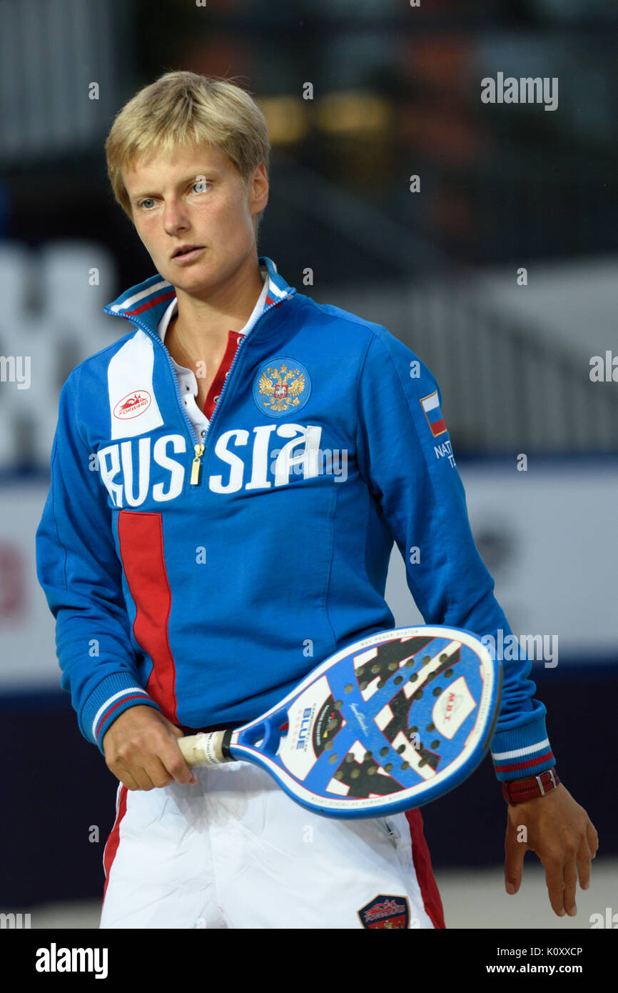 Moscou, Russie - le 19 juillet 2015 : Daria Churakova de Russie l'échauffement avant le match final de la la plage Tennis World Team Championship contre elle Banque D'Images