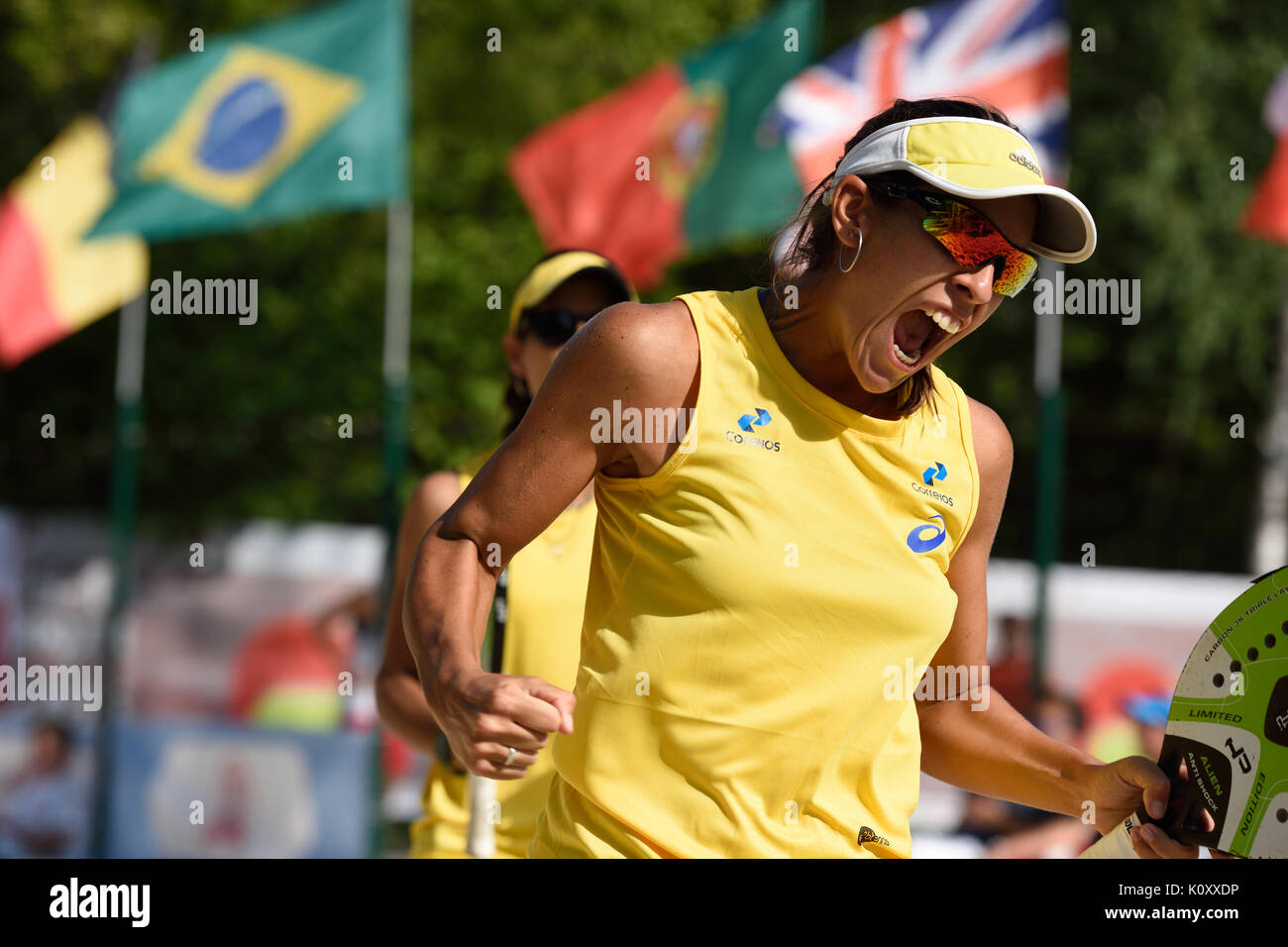 Moscou, Russie - le 17 juillet 2015 : Samantha Barijan du Brésil en quart de finale match du Beach Tennis World Team Championship contre la France. Brazi Banque D'Images