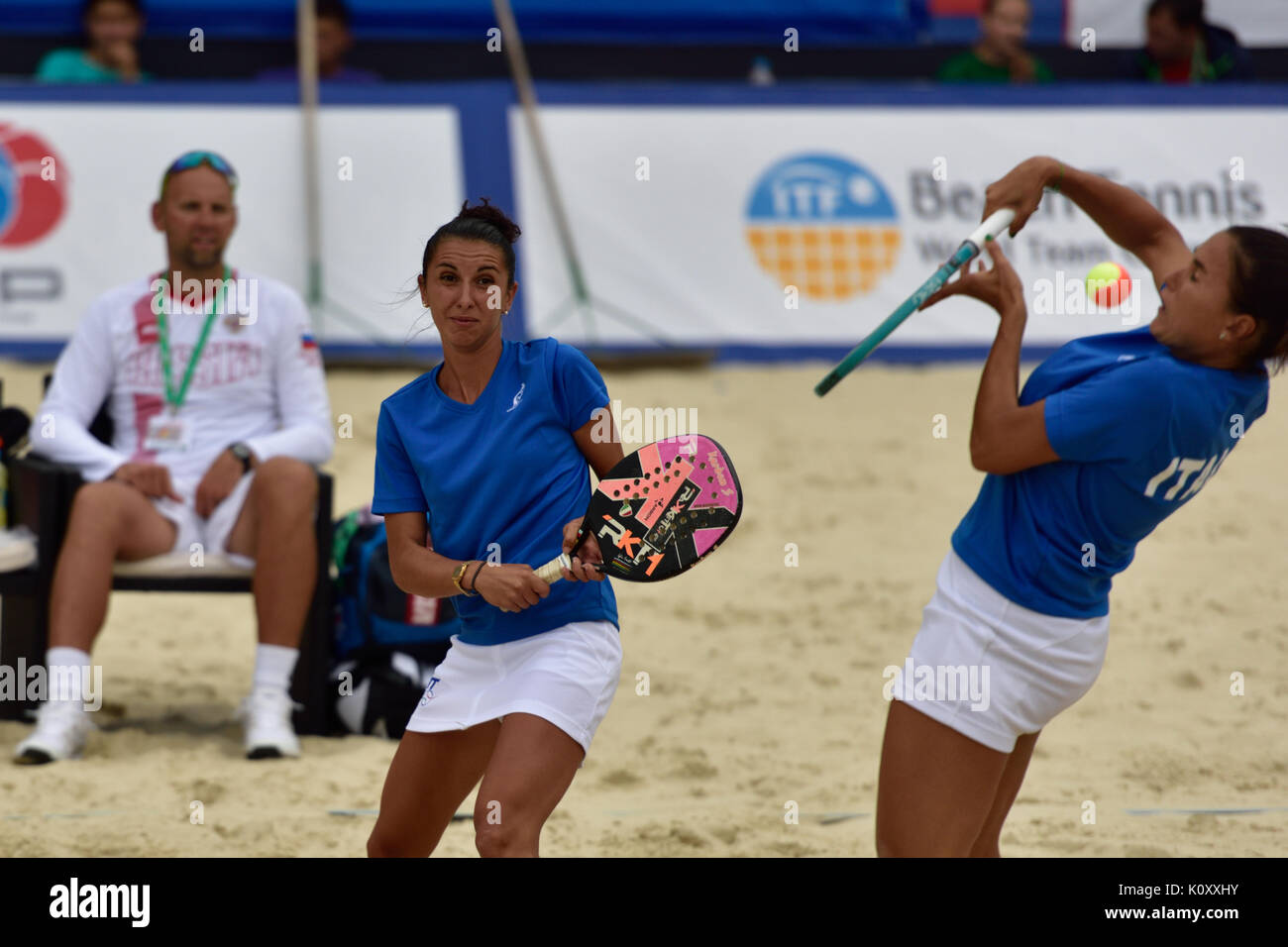 Moscou, Russie - le 19 juillet 2015 : Sofia Cimatti (à gauche) et de l'Italie à Federica Bacchetta le match final de la plage Tennis World Team Championship ag Banque D'Images