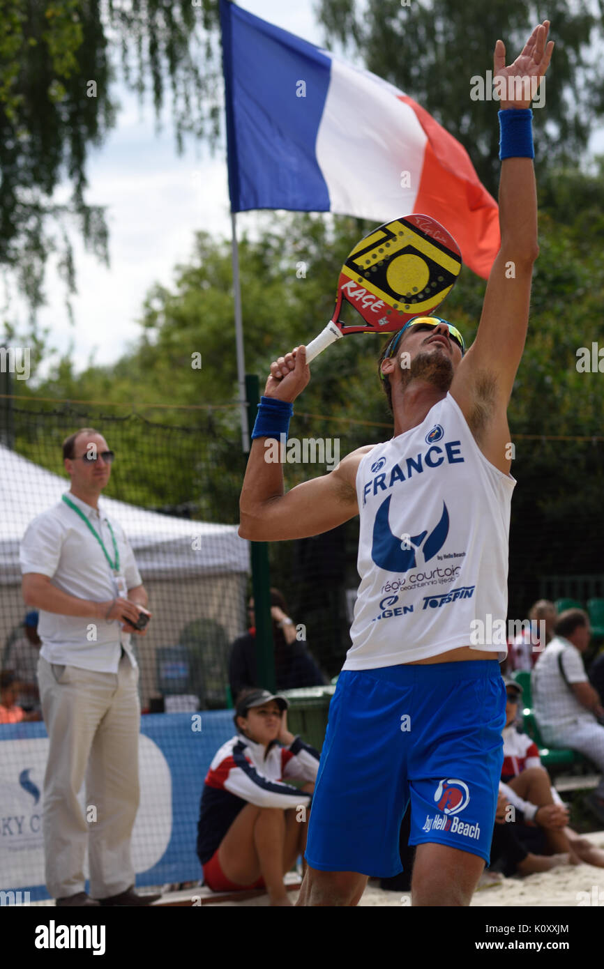 Moscou, Russie - le 19 juillet 2015 : Régis courtois de la France en action au cours de l'ITF Beach Tennis World Team Championship. 28 nations en compétition dans le même Banque D'Images