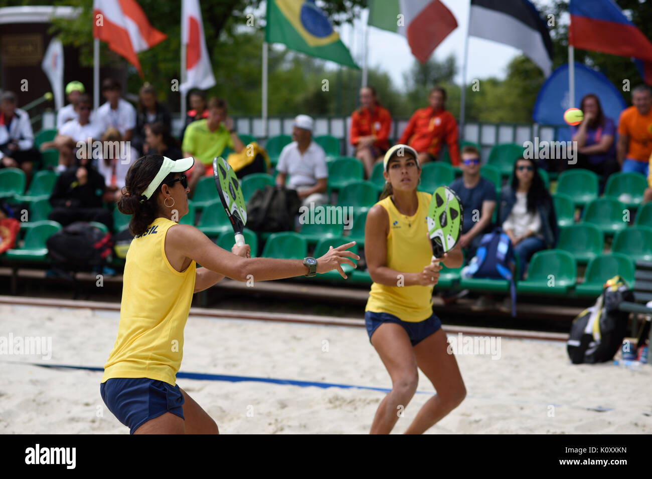 Moscou, Russie - le 19 juillet 2015 : Joana Cortez (à gauche) et Samantha Barijan du Brésil dans le match pour la 3e place de la plage Tennis World Team Champions Banque D'Images