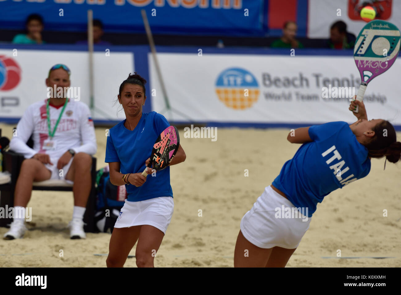 Moscou, Russie - le 19 juillet 2015 : Sofia Cimatti (à gauche) et de l'Italie à Federica Bacchetta le match final de la plage Tennis World Team Championship ag Banque D'Images