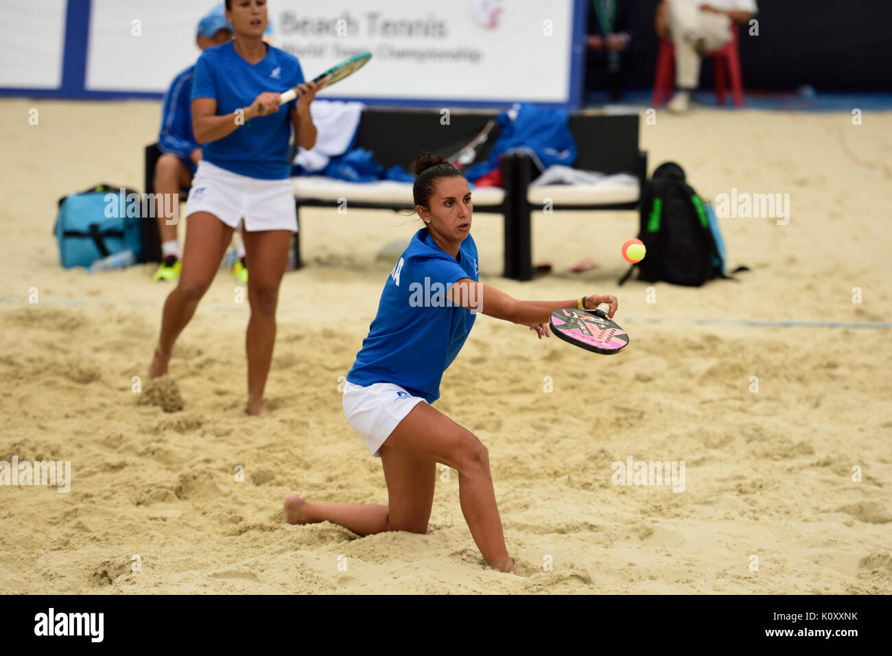 Moscou, Russie - le 19 juillet 2015 : Sofia Cimatti (centre) et Federica Bacchetta de l'Italie dans le match final de la plage Tennis World Team Championship Banque D'Images