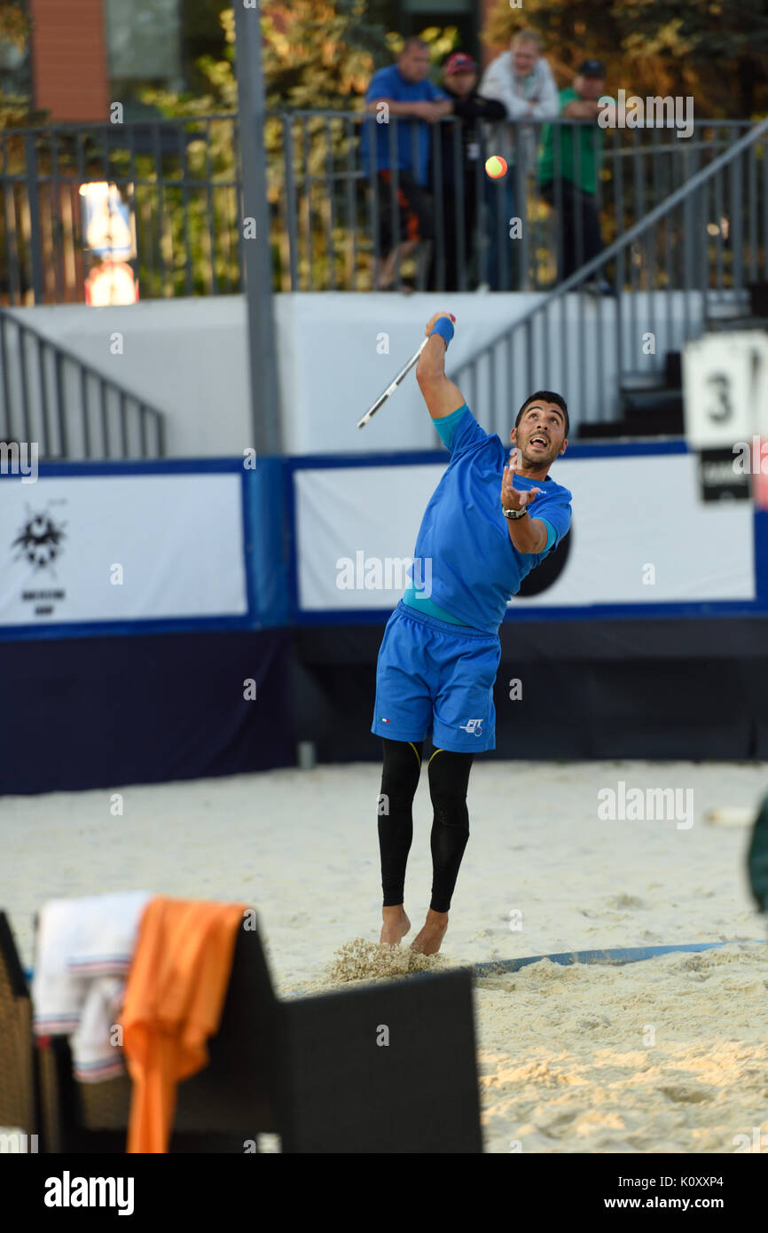 Moscou, Russie - le 19 juillet 2015 : Marco Garavini de l'Italie sert le ballon dans le match final de la plage Tennis World Team Championship contre la Russie. Banque D'Images