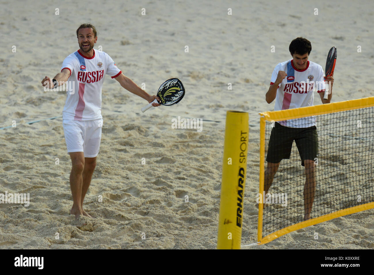 Moscou, Russie - le 19 juillet 2015 : Sergey Kuptsov (à gauche) et Nikita Burmakin de Russie célèbrent la victoire dans le match de finale du Beach Tennis Banque D'Images