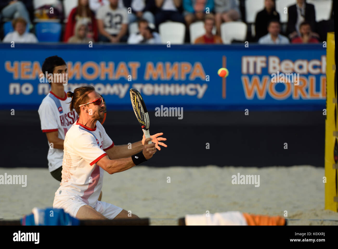 Moscou, Russie - le 19 juillet 2015 : Sergey Kuptsov (devant) et Nikita Burmakin de la Russie dans le match final du championnat du monde par équipe de tennis de plage Banque D'Images