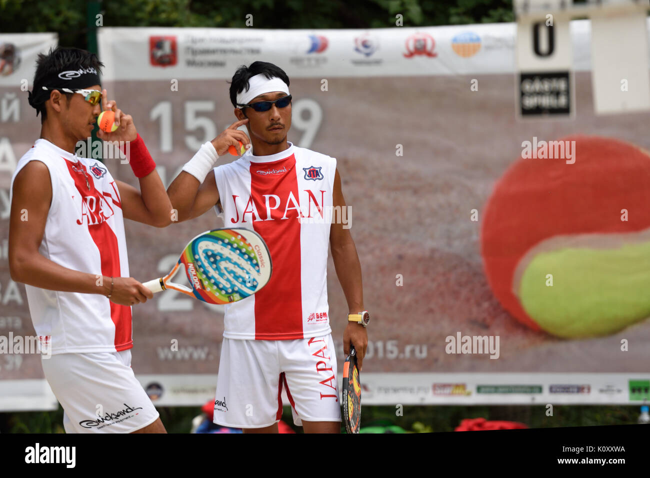 Moscou, Russie - le 15 juillet 2015 : Kotaro Aizawa (droite) et Naoaki Yamamoto du Japon en action au cours de l'ITF Beach Tennis World Team Championship. 28 n Banque D'Images