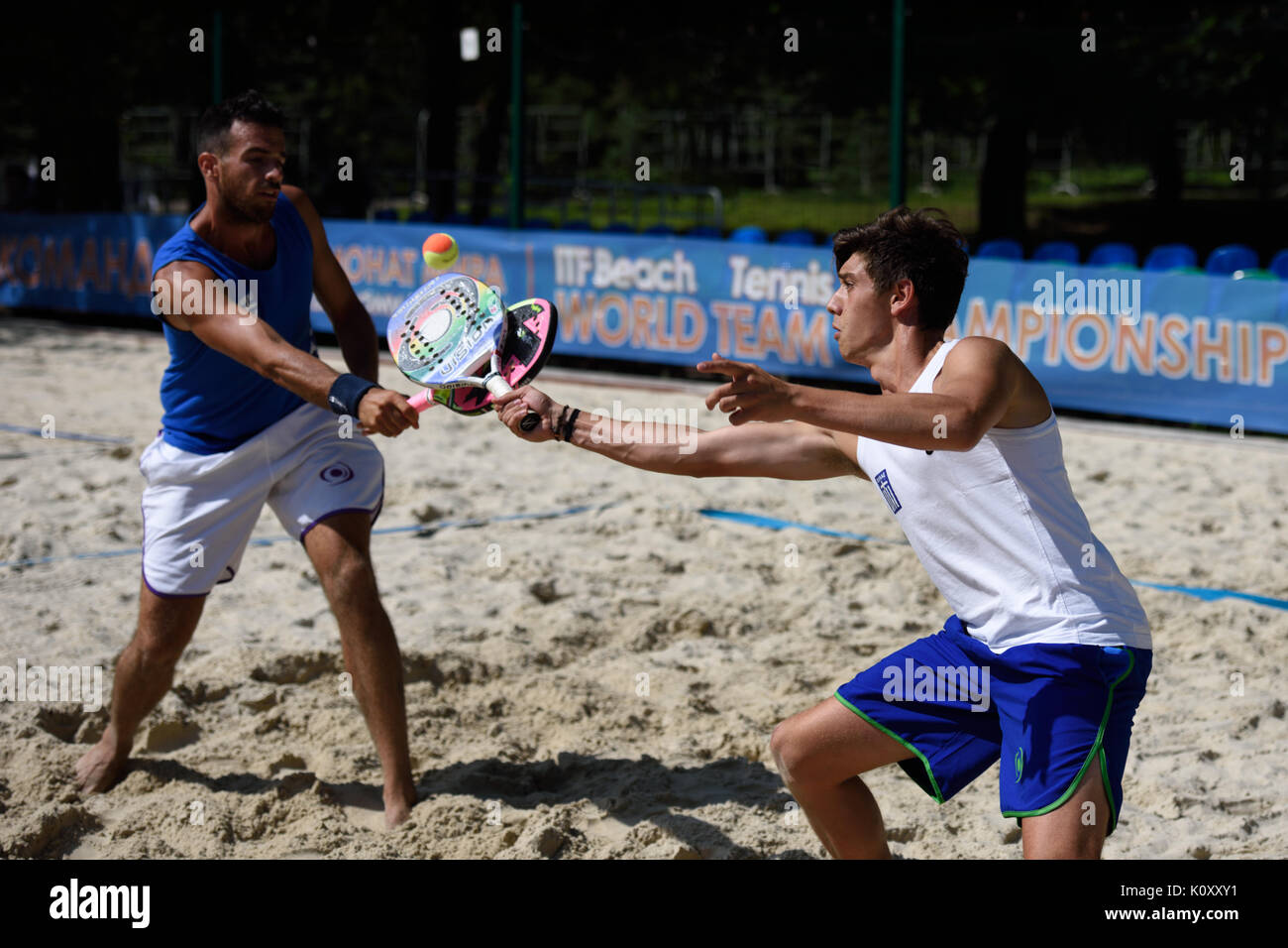 Moscou, Russie - le 15 juillet 2015 : Georgios Martinis (à gauche) et Grigorios Raptis de Grèce en action au cours de l'ITF Beach Tennis World Team Championship. Banque D'Images