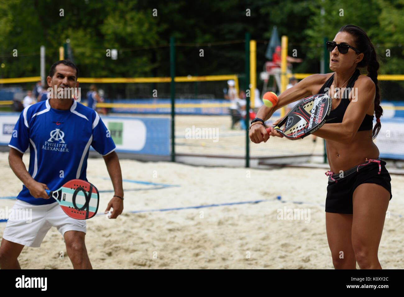 Moscou, Russie - le 15 juillet 2015 : Spyros GEORGIOU (à gauche) et Polina Karafylly de Chypre en action au cours de l'ITF Beach Tennis World Team Championship. 2 Banque D'Images