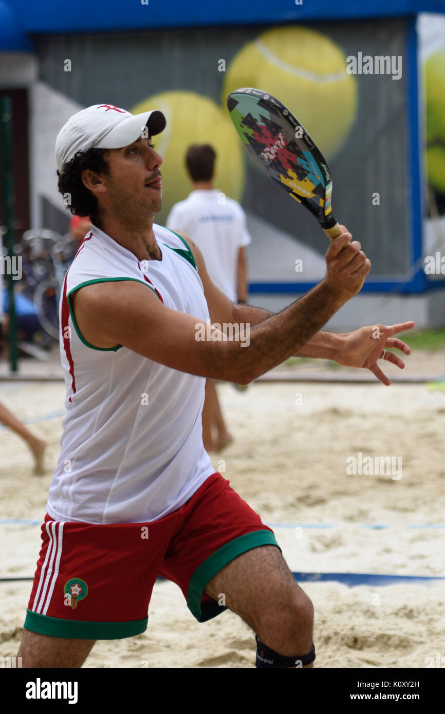 Moscou, Russie - le 15 juillet 2015 : Adil Medina du Maroc en action au cours de l'ITF Beach Tennis World Team Championship. Première fois le Maroc participe à t Banque D'Images
