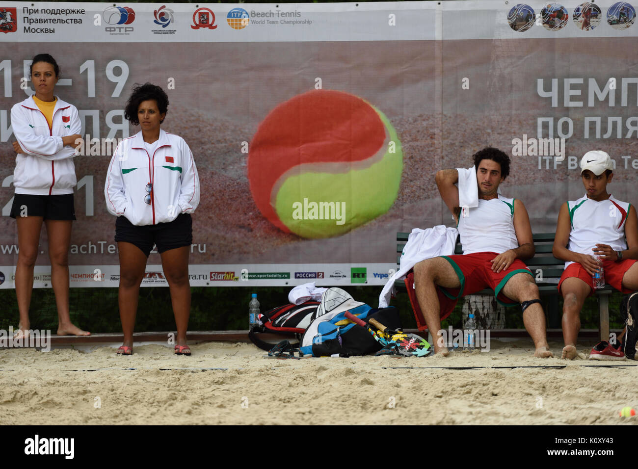 Moscou, Russie - le 15 juillet 2015 : l'équipe Maroc en appui sur le banc pendant l'ITF Beach Tennis World Team Championship. Le Maroc participe à la première fois Banque D'Images