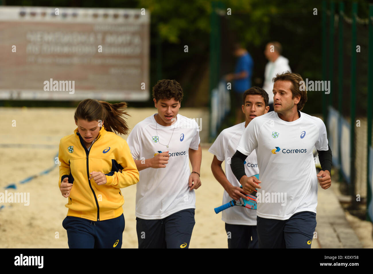 Moscou, Russie - le 15 juillet 2015 : Vinicius font du Brésil (à droite) avec de jeunes équipiers se réchauffe pendant l'ITF Beach Tennis World Team Championship. Thi Banque D'Images