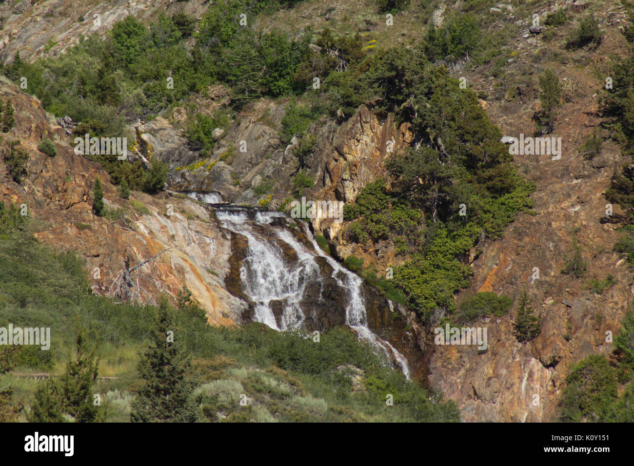 Une petite rivière Cascade dans le minéral King Valley, Sequoia National Park Banque D'Images