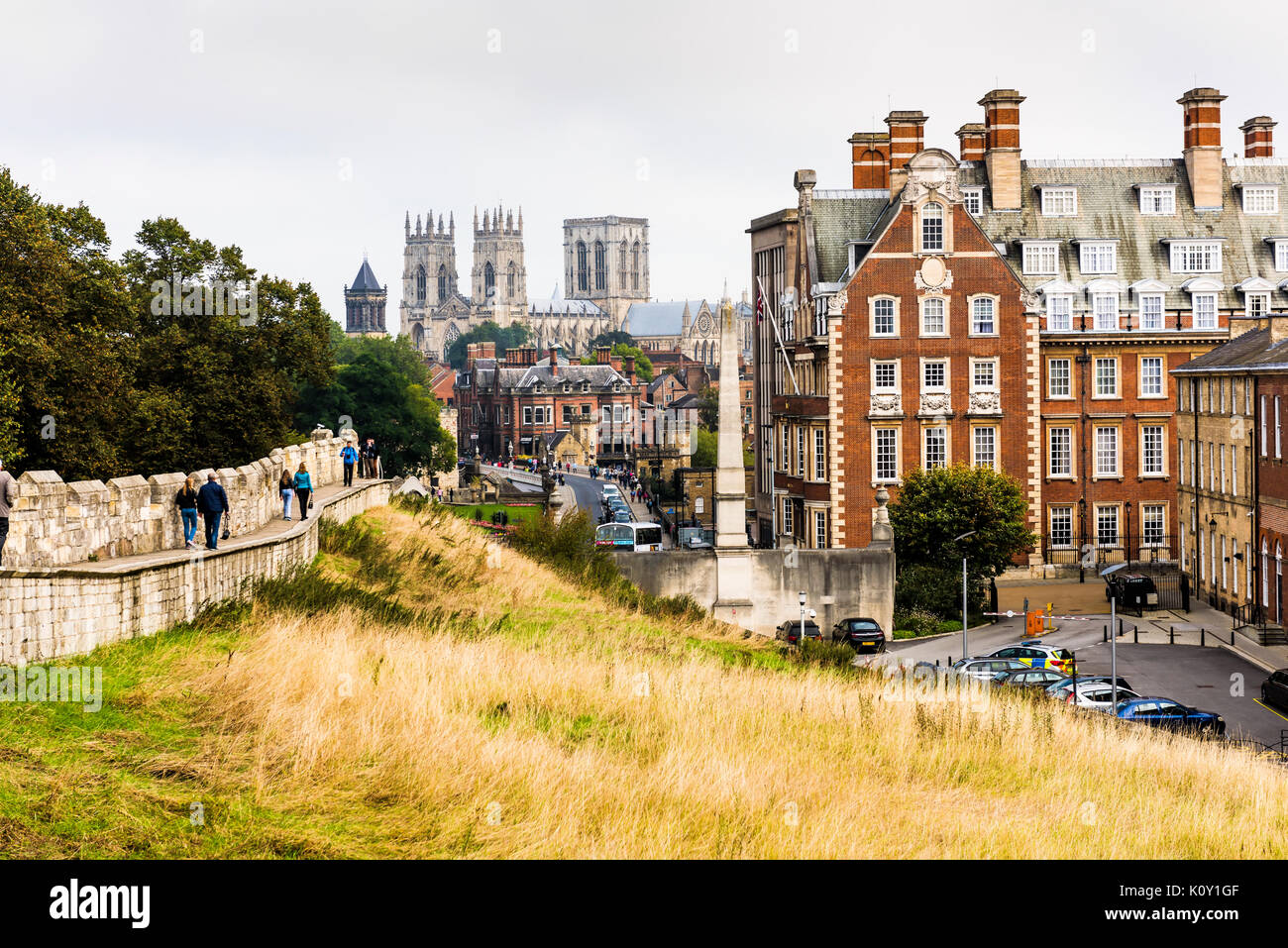 Vieux remparts de la ville romaine de York avec le York Minster dans l'arrière-plan. Les murs de York sont l'exemple le plus complet de l'enceinte médiévale encore debout. Banque D'Images