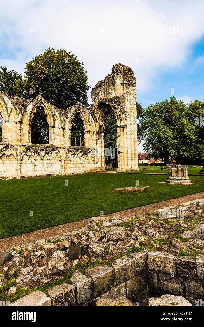 Les ruines de la cité médiévale de St Mary's Abbey dans le Musée Jardins à York, en Angleterre. L'abbaye est une abbaye bénédictine et la catégorie de bâtiment classé 1 Banque D'Images