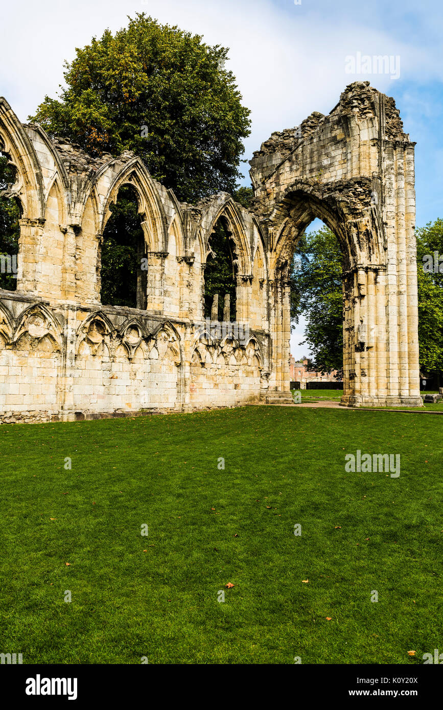 Les ruines de la cité médiévale de St Mary's Abbey dans le Musée Jardins à York, en Angleterre. L'abbaye est une abbaye bénédictine et la catégorie de bâtiment classé 1 Banque D'Images