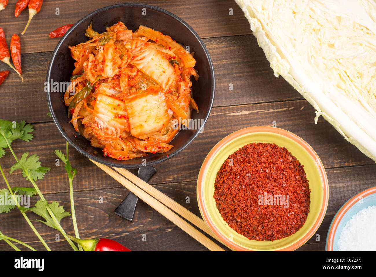 - Korean Kimchi superfood. Chou chinois au vinaigre dans un bol sur la table en bois Banque D'Images