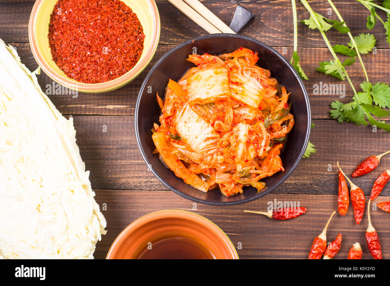 - Korean Kimchi superfood. Chou chinois au vinaigre dans un bol sur la table en bois Banque D'Images