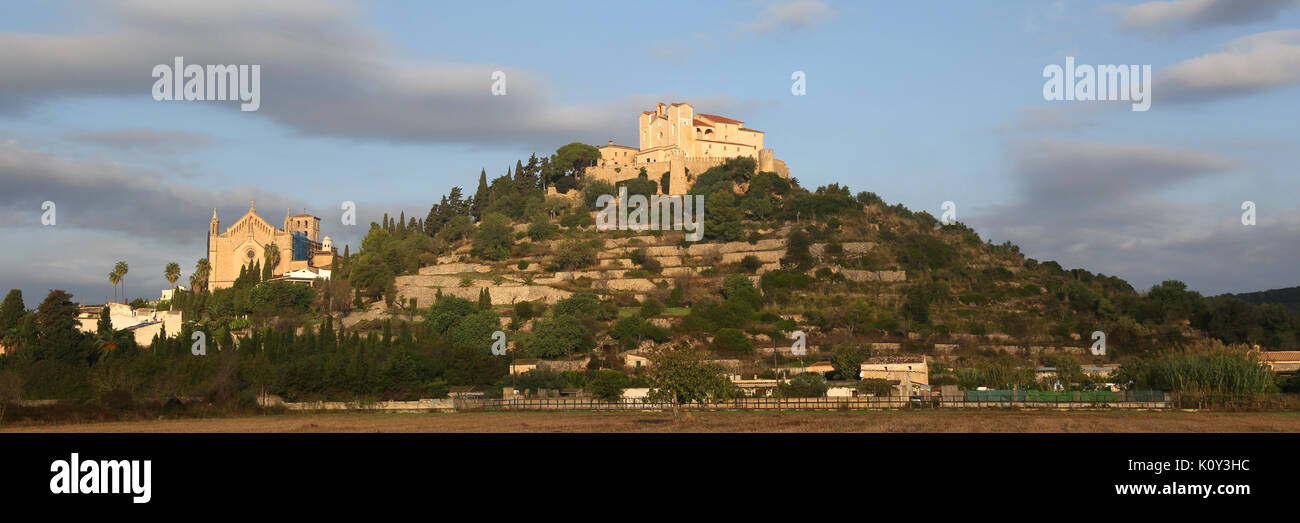 Arta Majorque Îles Baléares Mallorca panorama soirée église espagne billet Banque D'Images