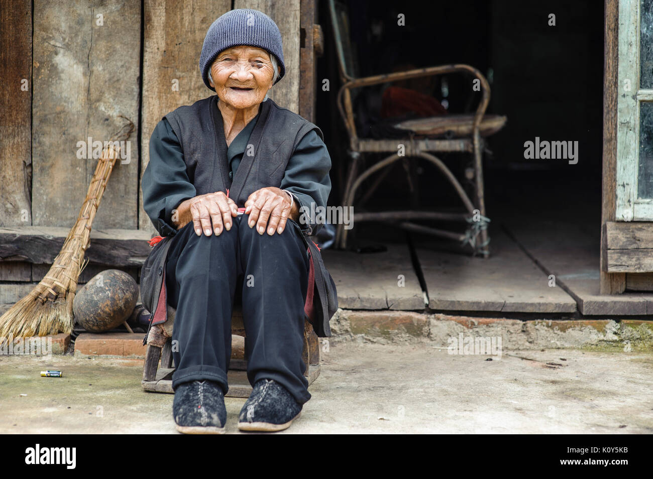 Ethnique Bulang minoriy oldwoman, le Xishuangbanna, Yunnan, Chine Banque D'Images