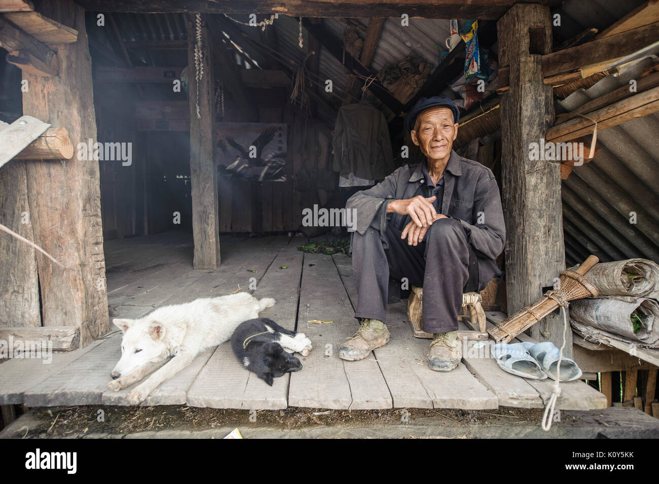 Minoriy ethniques Bulang agriculteur, le Xishuangbanna, Yunnan, Chine Banque D'Images