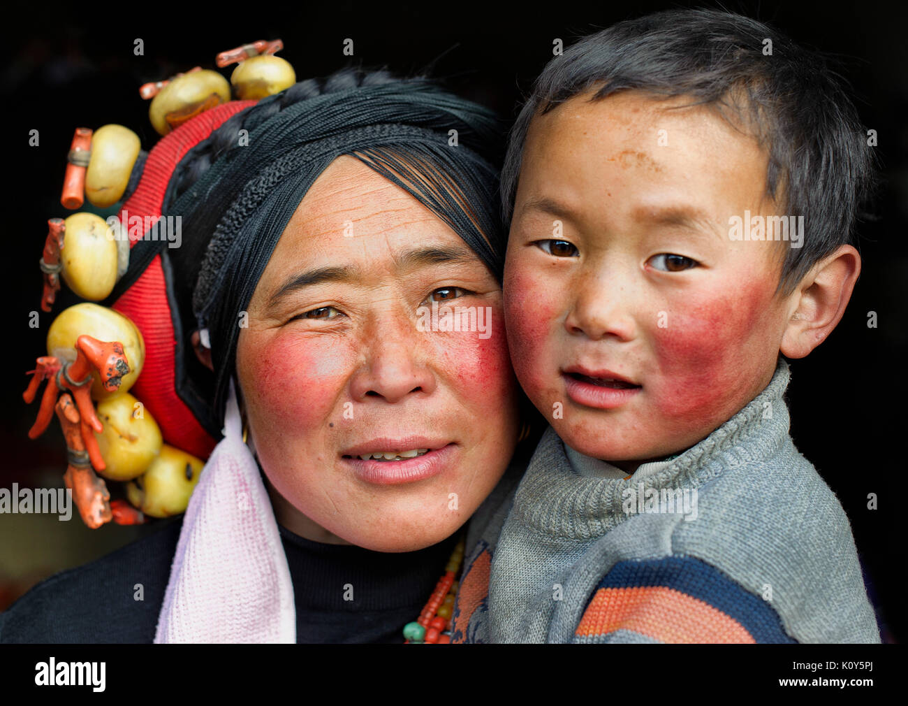 Mère tibétaine avec fils, plateau tibétain Banque D'Images