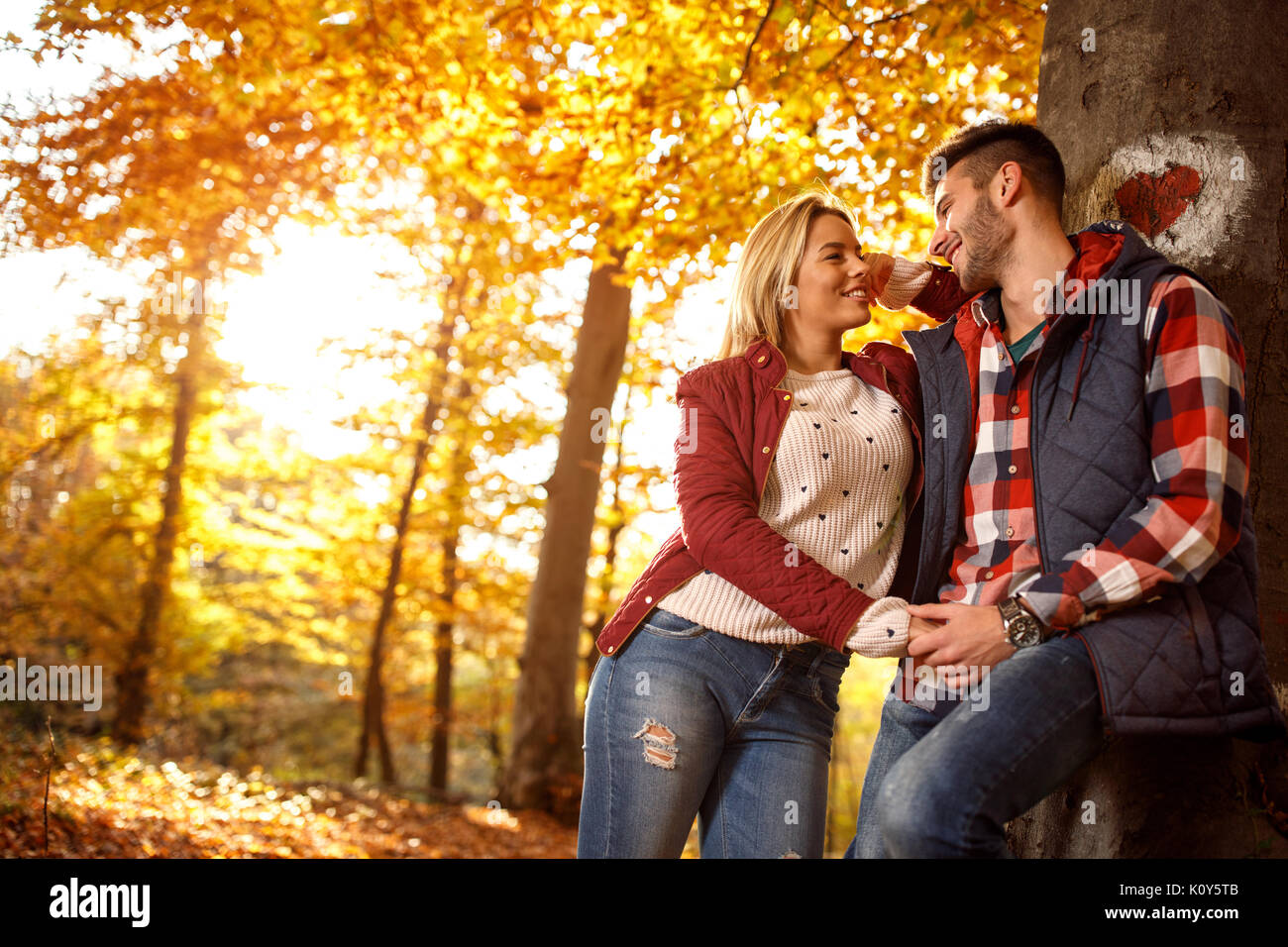 L'amour, relation, famille et personnes concept - smiling couple in autumn park Banque D'Images
