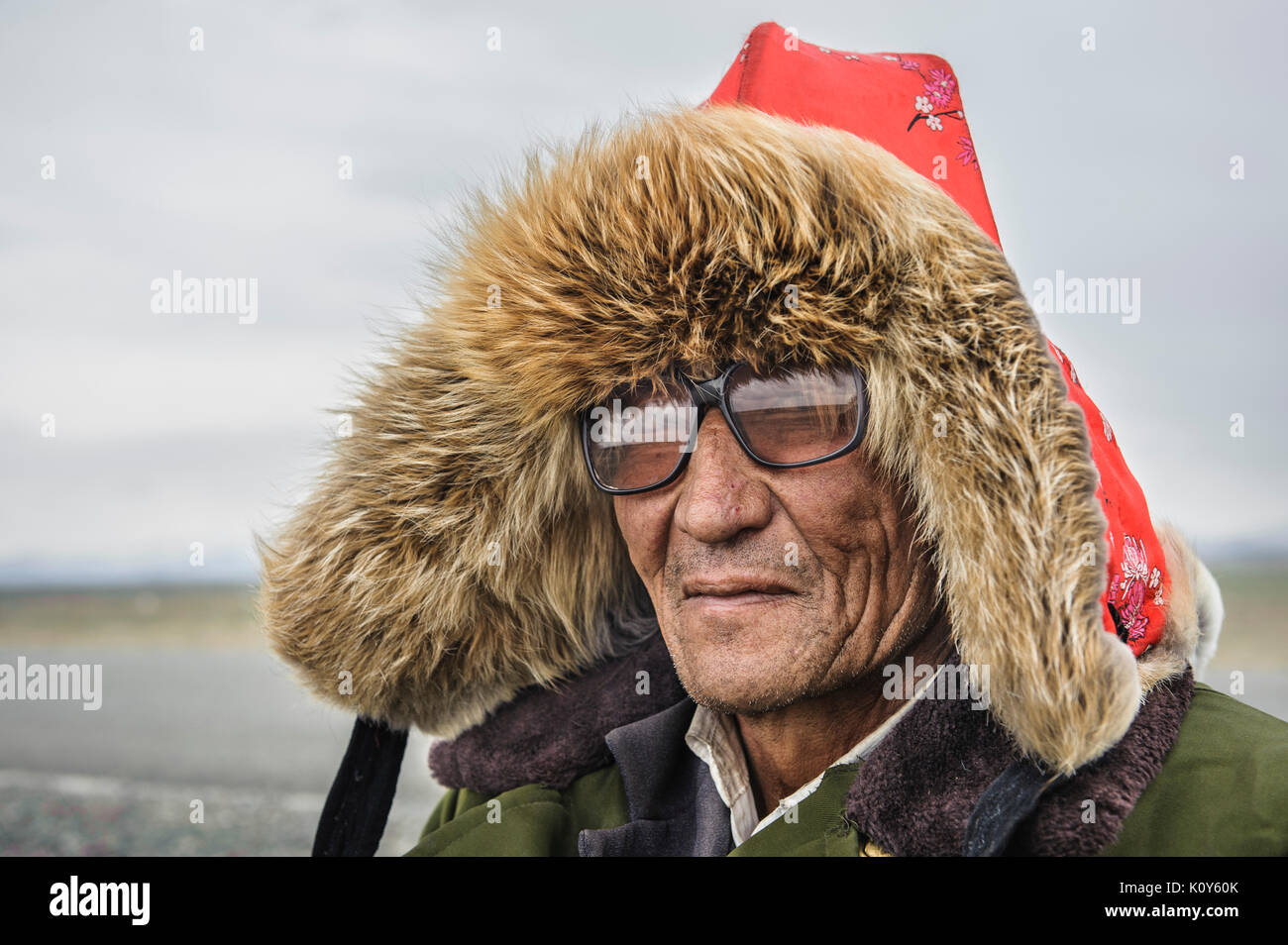 Mongolie un homme portant un chapeau traditionnel. Xinjiang Banque D'Images