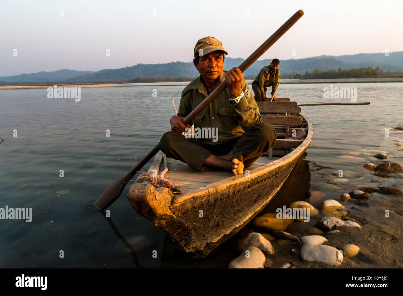 Des rangers du Parc national sur la rivière Narayani, parc national de Chitwan, Népal, Terai Banque D'Images