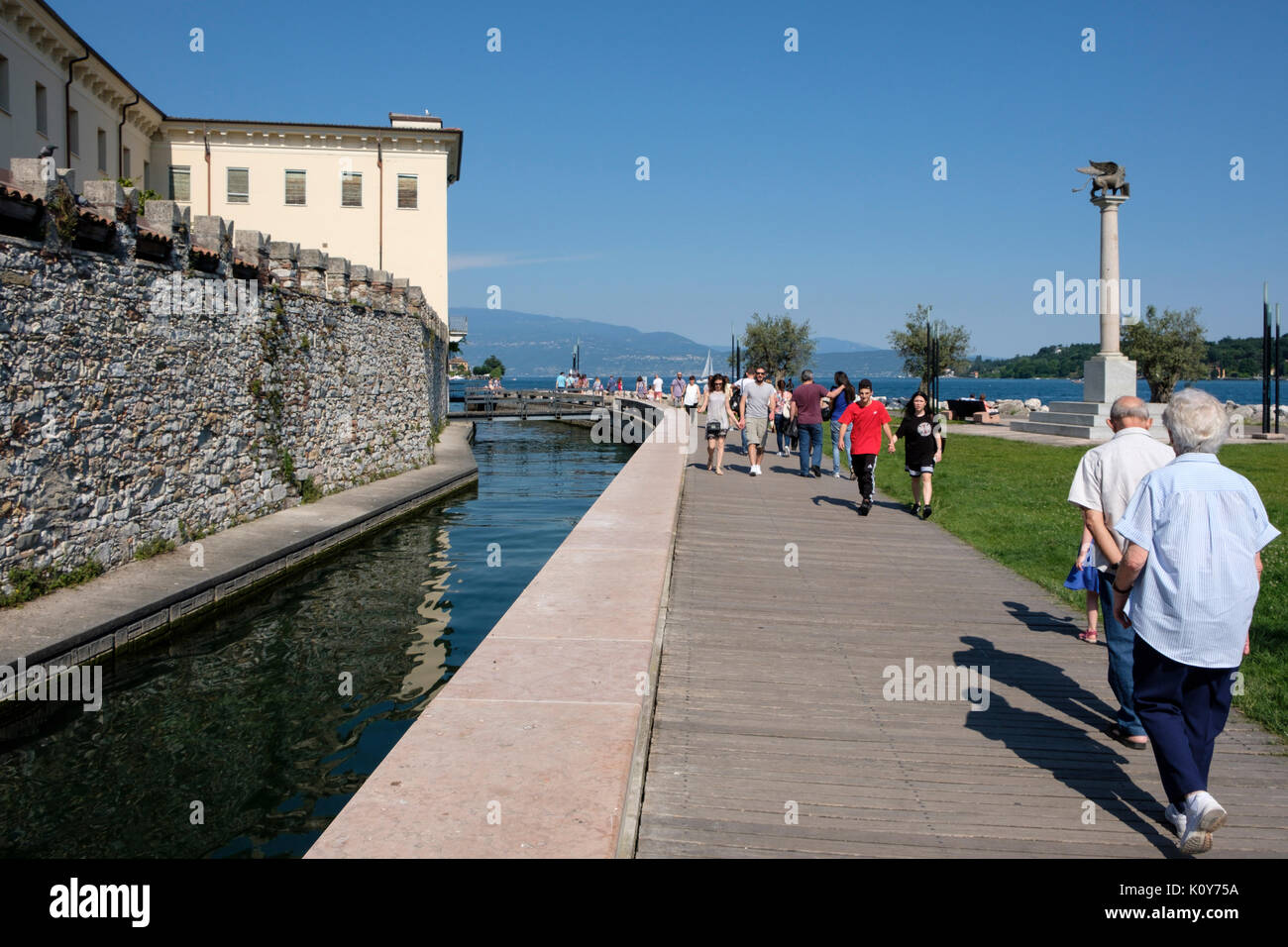Promenade du lac à Salò, Lac de Garde, Province de Brescia, Lombardie, Italie Banque D'Images