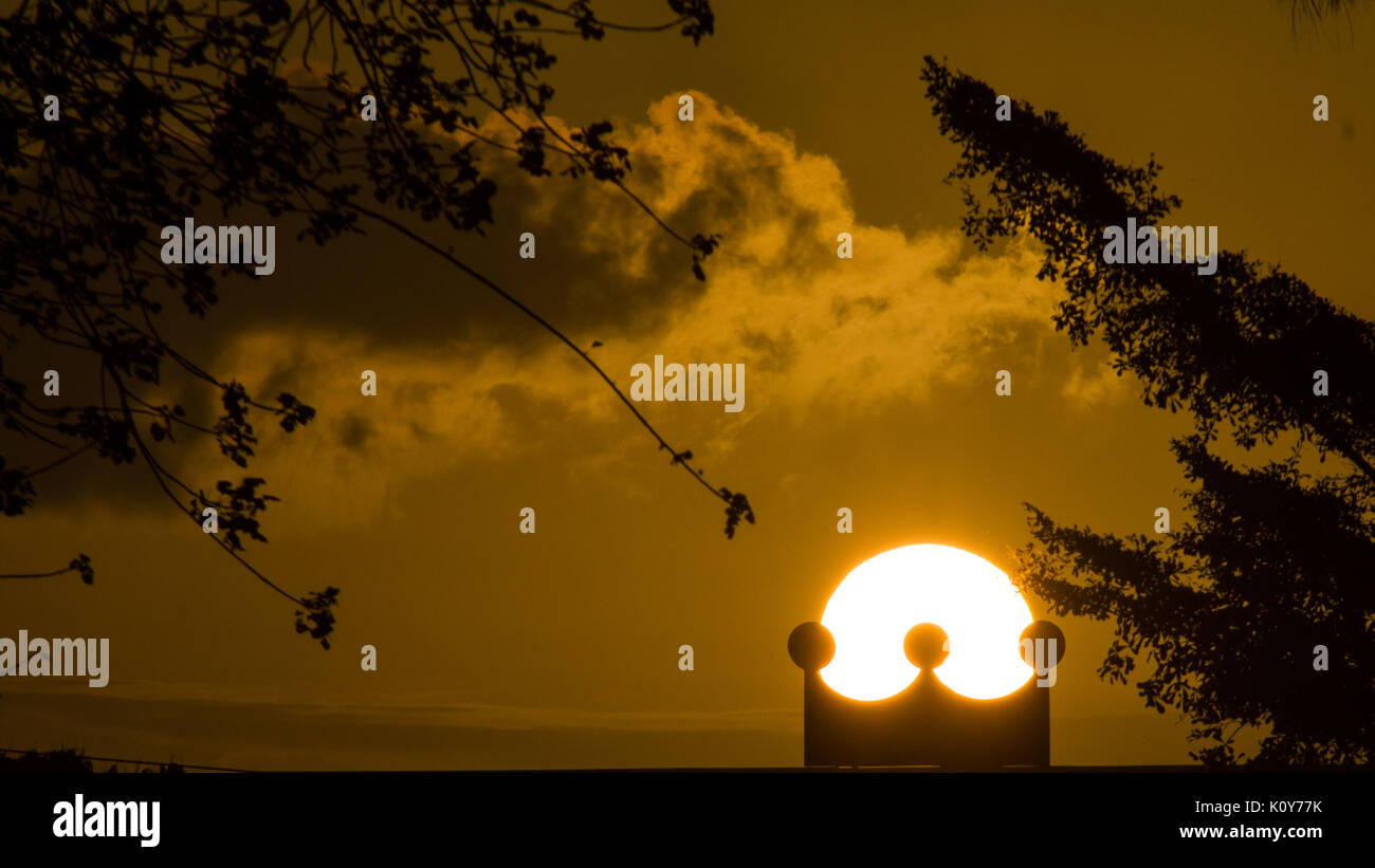 Coucher de soleil avec une couronne Banque D'Images