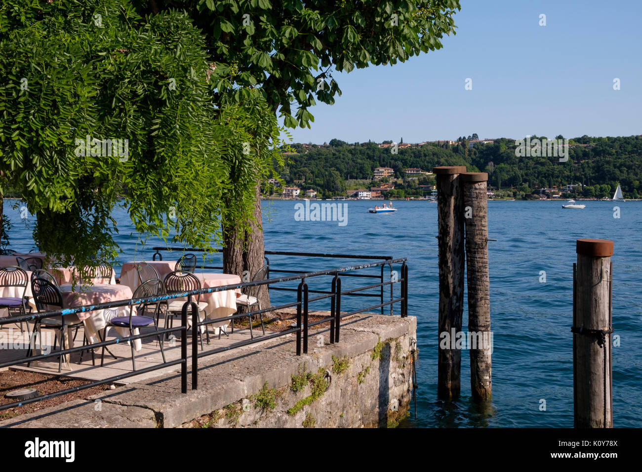 Restaurant sur le lac de Garde, Salò, Province de Brescia, Lombardie, Italie Banque D'Images