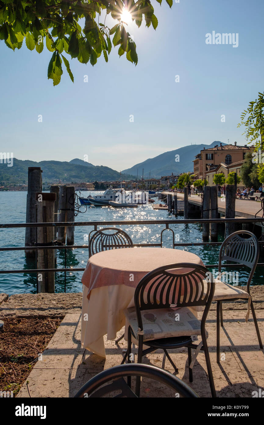 Restaurant sur le lac de Garde, Salò, Province de Brescia, Lombardie, Italie Banque D'Images